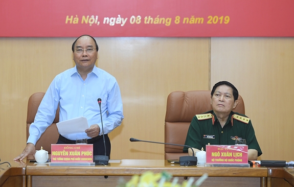 Thủ tướng Chính phủ làm việc với Bộ Quốc phòng